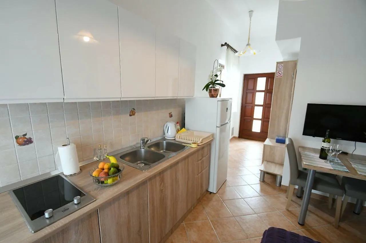 Studio Apartman Kris Marinici